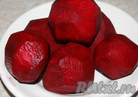 Очистить от кожуры с помощью ножа или овощечистки.