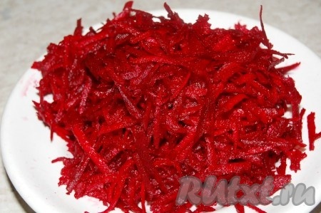 Натереть на крупной терке.