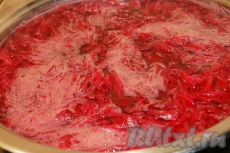 Довести до кипения, снять образующуюся пену, добавить уксус, сахар, соль и варить до готовности на медленном огоньке в течение 40 минут.