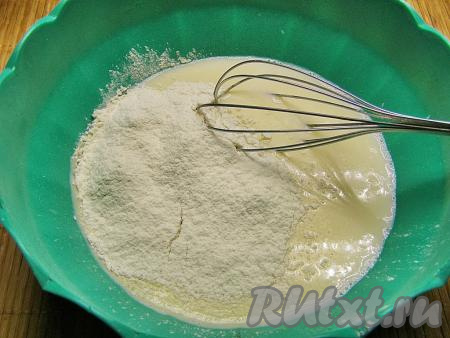 Всыпаем частями просеянную муку, каждый раз тщательно вмешивая её венчиком. Добавляя муку, учитывайте, что замешанное блинное тесто по консистенции должно быть похожим на кефир, в нём не должно остаться комочков муки.