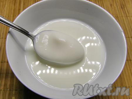 Для приготовления соуса бешамель сначала смешиваем 1 стакан молока с 2 столовыми ложками сметаны.