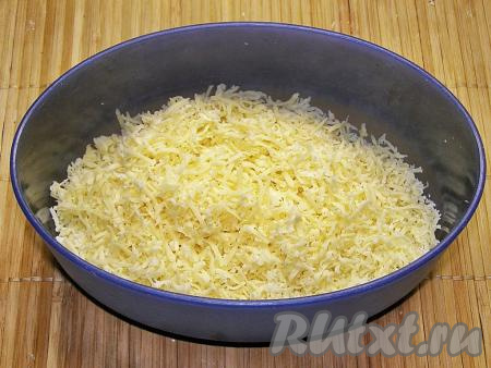 Натираем сыр на мелкой тёрке.