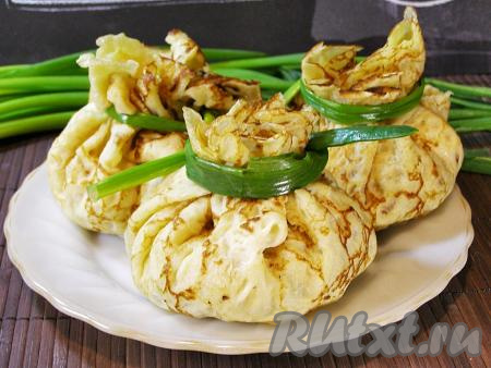 Сытные, сочные и очень вкусные блины с жюльеном, приготовленным из курицы и грибов, подаём к столу в горячем или тёплом виде, дополнив свежими овощами или лёгкими салатами. Остывшие блины с жюльеном можно разогреть в микроволновке.