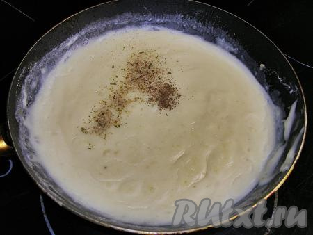 Добавляем в соус соль (я использовала адыгейскую соль), щепотку молотого мускатного ореха и чёрный молотый перец по вкусу. Ещё раз хорошо перемешиваем, доводим до кипения и снимаем с огня. По консистенции соус бешамель должен получиться похожим на сметану. Даём соусу немного остыть.