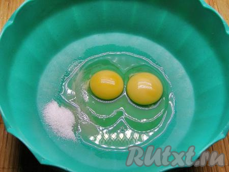 Заранее сварим куриное филе, для этого вымытое мясо кладём в кастрюлю с кипящей подсоленной водой, снова даём закипеть, а затем варим на небольшом огне минут 25. Достаём мясо из бульона и оставляем остывать. Теперь замесим блинное тесто, для этого в глубокую миску разбиваем яйца, добавляем соль, сахар и перемешиваем венчиком.