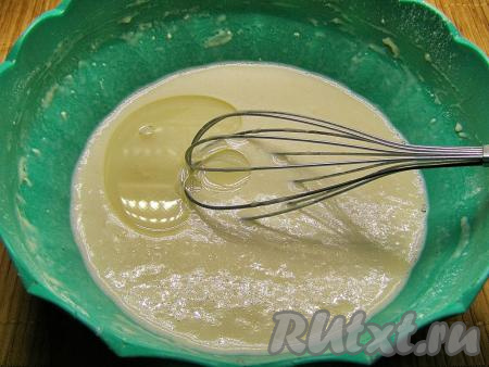 Добавляем в тесто 1 столовую ложку растительного масла и ещё раз хорошо перемешиваем.