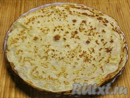 Постепенно жарим все блины. Из указанного количества ингредиентов у меня получилось 6 блинчиков.