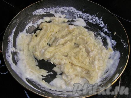 Постепенно вливаем в сковородку молоко со сметаной, интенсивно перемешивая, чтобы не образовывались комочки.