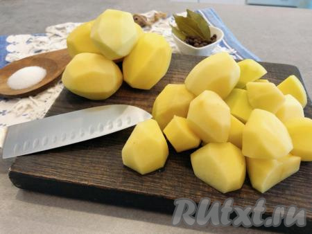 Картофель моем, очищаем от кожуры и разрезаем на 4-6 частей (в зависимости от величины картофелин).