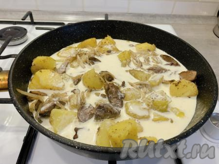 К куриной печени, обжаренной с луком, выкладываем отваренный картофель, вливаем заливку, перемешиваем, накрываем крышкой и тушим на маленьком огне 7-10 минут до полной готовности картофеля (готовая картошка будет легко прокалываться вилкой). В процессе тушения заливку солим по вкусу.