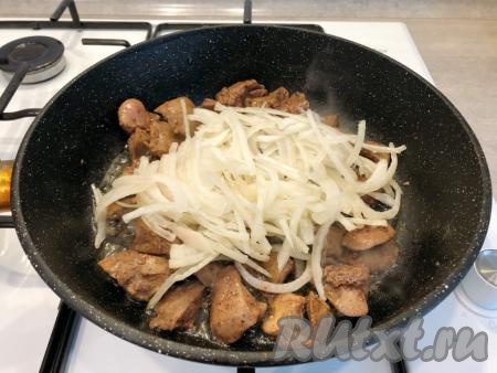 После того как печёнка обжарится в течение 7 минут (до готовности), добавляем к ней нарезанный лук. Обжариваем куриную печень с луком до прозрачности лука, периодически перемешивая (в течение 3-4 минут).