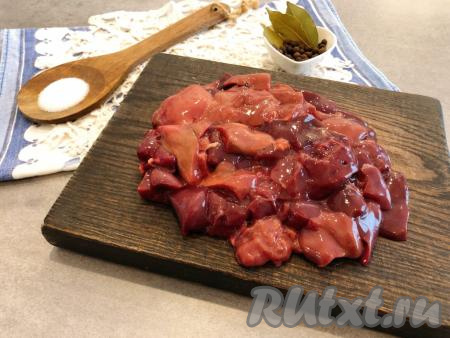 Пока отваривается картофель, займёмся куриной печенью (если используете замороженную печёнку, тогда она должна быть предварительно разморожена). Промываем печень под холодной водой, очищаем от плёнок и нарезаем на средние кусочки.&nbsp;