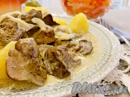 Затем куриную печень, тушёную с картошкой, раскладываем со сковороды по тарелкам и в горячем виде подаём к столу. 