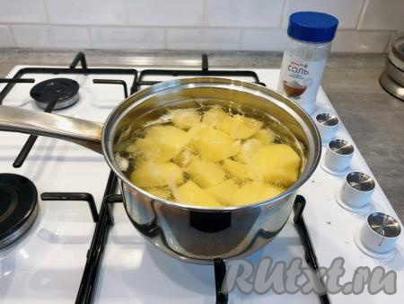 Перекладываем подготовленный картофель в кастрюлю, полностью заливаем холодной водой, ставим на огонь, а после закипания на небольшом огне отвариваем до полуготовности (в течение 10 минут). В процессе варки солим по вкусу. Затем воду сливаем, а картошку отставляем в сторону, она нам понадобится чуть позже.