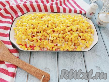 Перед подачей желательно поместить салат на 1 час в холодильник. Но если времени нет, тогда можно блюдо подавать сразу.&nbsp;Сочный, яркий, очень вкусный салат, приготовленный с крабовыми палочками и плавленными сырками, украсит и повседневный обед или ужин, и праздничное застолье!