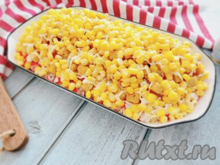 Самый последний пятый слой - консервированная кукуруза. Верхний слой салата смазывать не нужно.