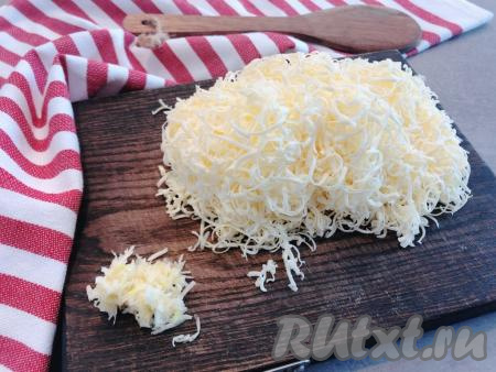 Плавленые сырки предварительно убираем в морозилку на 20 минут (это облегчит процесс их дальнейшего натирания). Охлаждённые сырки натираем на мелкой тёрке. Очищенные зубчики чеснока натираем на мелкой тёрке (или пропускаем через пресс).&nbsp;