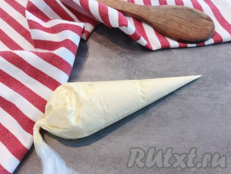 ​​​Для того чтобы майонез было удобно наносить на салат, я поместила майонез в кондитерский мешок. Если такого мешка нет, можно выложить майонез в полиэтиленовый пакет, отрезав от него уголок, а можно аккуратно наносить майонез на салат с помощью ложки или вилки.