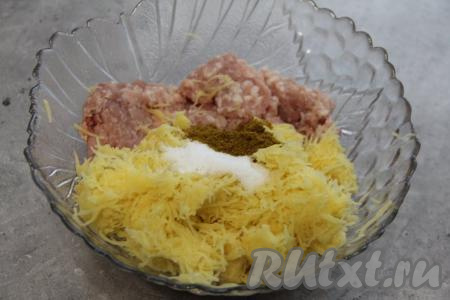 Добавить соль и специи по вкусу.