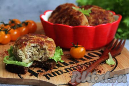 Вкуснейшие, воздушные котлеты, приготовленные из фарша с добавлением сырой картошки, подать к столу с любимым гарниром. Уверена, нежные, мягкие котлетки понравятся всей семье!