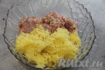 В глубокую миску натереть на мелкой тёрке сырую картошку. Лишний картофельный сок отжать. Выложить фарш в миску к натёртой картошке.