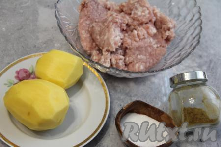 Подготовить продукты для приготовления котлет с фаршем и сырой картошкой. Фарш можно взять любой. Картошку почистить, промыть. Специи для котлет можно использовать любые на ваш вкус.