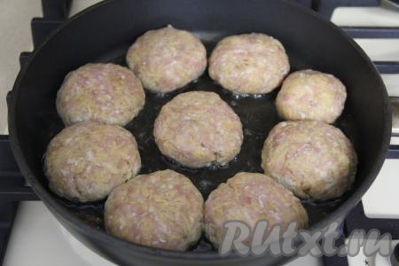 В сковороду влить растительное масло и разогреть, после этого выложить котлеты.