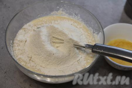 В получившуюся смесь молока и яиц всыпать муку, тщательно перемешать.