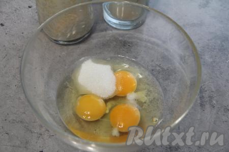 Соединить в объёмной миске яйца, соль и сахар, перемешать венчиком до получения однородной смеси.