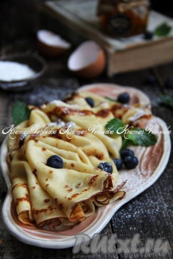 Вот такие аппетитные, бархатистые, эластичные и тонкие блины получились у меня из теста, замешанного на молоке и сливочном масле, к столу подаём их с мёдом, вареньем, сгущёнкой или сметаной.