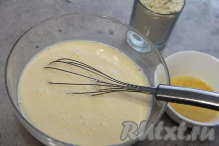 После этого в яично-сахарную смесь влить молоко и ещё раз перемешать венчиком.