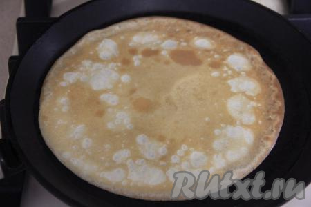 Сковороду (у меня сковорода диаметром 20 сантиметров) хорошо разогреть, немного смазать её растительным маслом. Влить половник теста на раскалённую сковороду. Равномерно распределить тесто по дну сковородки, а затем жарить блинчик до подрумянивания с двух сторон на среднем огне. Готовый блин переложить на тарелку. Так как в тесто я добавила сливочное масло, мне не пришлось сковородку смазывать в дальнейшем маслом, но тут всё зависит от качества вашей сковороды. Периодически перемешивая тесто в миске, постепенно пожарить все аппетитные, нежные блины. Из указанного количества ингредиентов у меня обычно получается 15-17 блинчиков.