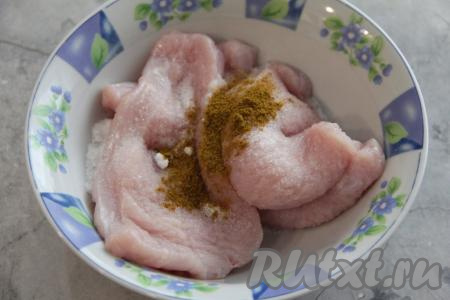 Выложить отбитые кусочки индейки в миску, добавить соль и специи. Хорошо натереть филе солью и специями со всех сторон.