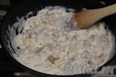 Сливки слегка загустеют. Снять сливочный соус с грибами с огня, дать немного остыть.