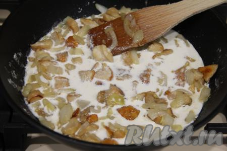 Влить в сковороду сливки, добавить соль, перемешать и потомить, иногда помешивая, на небольшом огне 2-3 минуты.