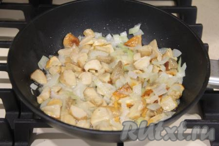 Обжаривать грибы с луком минут 10, периодически их перемешивая.