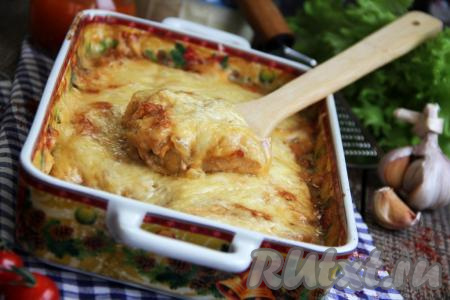 Индейка, запечённая с грибами в сливочном соусе, становится просто тающей во рту, к столу подаём в горячем виде, дополнив гарниром (например, макаронами, картошкой или рисом).