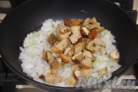 К обжаренному луку выложить предварительно отваренные в течение 25-30 минут, а затем нарезанные на части лесные грибы (или свежие шампиньоны, промытые водой и нарезанные на пластины). Я использовала замороженные белые грибы, немного их разморозив.&nbsp;