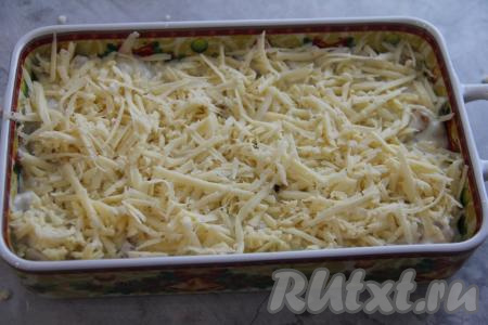 Поверх соуса выложить натёртый на крупной тёрке сыр.