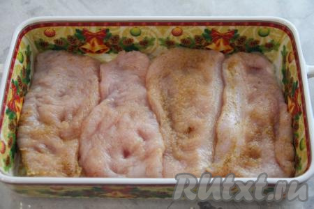 В жаропрочную форму выложить филе индейки в один слой (при желании, форму перед выкладыванием мяса можно немного смазать растительным маслом).