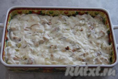 Выложить сливочный соус с грибами поверх кусочков индейки.&nbsp;