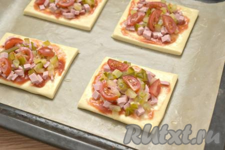 Помидоры моем, нарезаем на ломтики. Раскладываем помидоры поверх огурчиков.