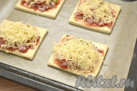 Сверху начинку посыпаем мелко натёртым сыром.