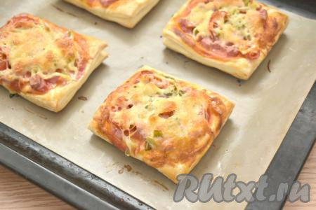 Отправляем противень с мини-пиццами в разогретую до 190 градусов духовку на 25 минут (ориентируйтесь на свойства своей духовки). Аналогично формируем 4 мини-пиццы из второго пласта слоёного бездрожжевого теста, используя оставшуюся начинку. Всего получится 8 мини-пицц.