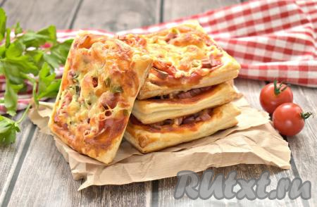 Домашние мини-пиццы, приготовленные из слоёного бездрожжевого теста, получились пышными, сочными и вкусными.