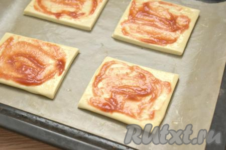 Сверху каждую заготовку смазываем примерно 0,5 столовой ложки томатного соуса.