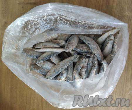 Закрываем пакет и тщательно перемешиваем сухую смесь (трясём пакет). В пакет с мучной смесью выкладываем кильку. Закрываем пакет и перемешиваем рыбу с мучной смесью. Килька у нас покроется мукой со всех сторон.