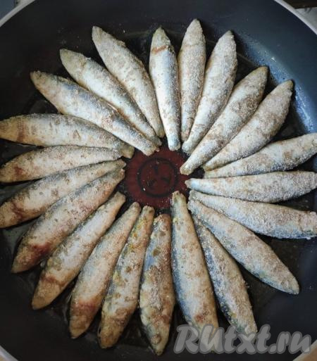 На сковороду, хорошо прогретую с растительным маслом, выкладываем кильку, покрытую мукой. Жарим кильку на среднем огне до румяной корочки с двух сторон (примерно по 2-2,5 минуте с каждой стороны).