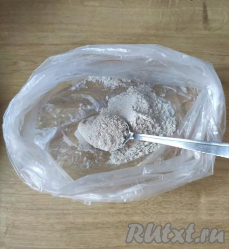 Берём простой целлофановый пакет и засыпаем туда муку.