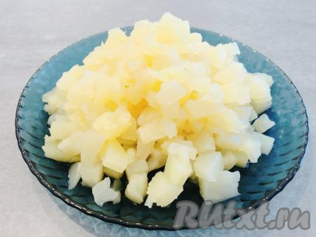 Затем плёнку убираем, мясо солим, перчим по вкусу и пока отставляем в сторонку. С ананасов сливаем жидкость, она нам не понадобится. Если у вас ананасы нарезаны кружочками, тогда их необходимо нарезать на маленькие кубики. Мои ананасы были сразу нарезаны на кубики, я лишь чуть-чуть порубила их ножом на более мелкие кусочки.